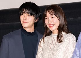 『シライサン』初日舞台挨拶で誕生日を祝福された飯豊まりえと稲葉友