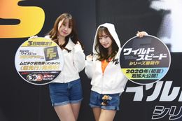 『ワイルド・スピード9』特設ブースでは、美人コンパニオンとの写真撮影も楽しめる