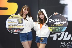 『ワイルド・スピード9』特設ブースでは、美人コンパニオンとの写真撮影も楽しめる