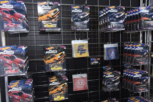 作中に登場する車両のミニカーも発売