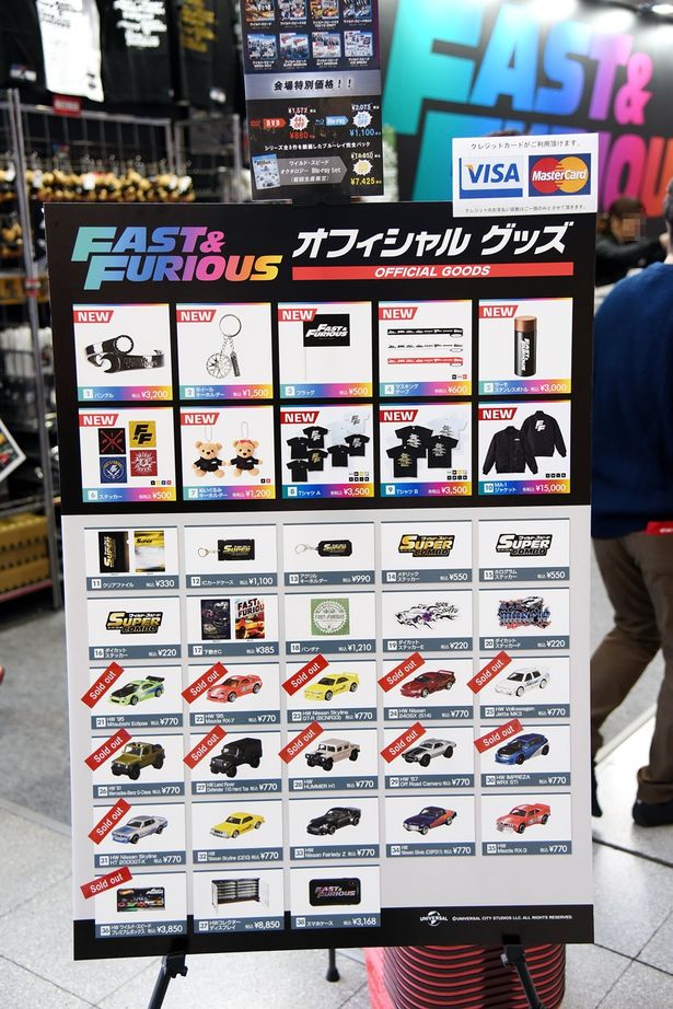 初日の午後の時点で、すでに売り切れの商品もあった