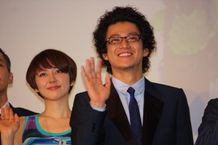 『岳 ガク』の初日舞台挨拶に登壇した小栗旬と長澤まさみ