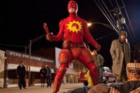 小太り気味のダサいコスプレヒーローが妻と街の平和のために立ち上がる