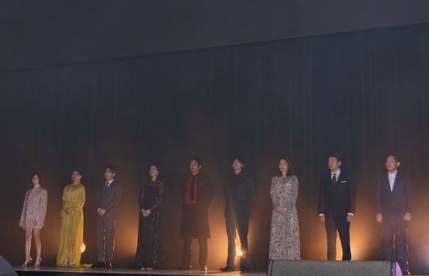 スクリーンの裏側から登場する演出に会場は大盛り上がり！