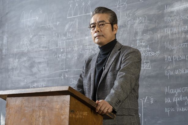 勝野洋演じる、次世代エネルギー研究の第一人者の小田部教授