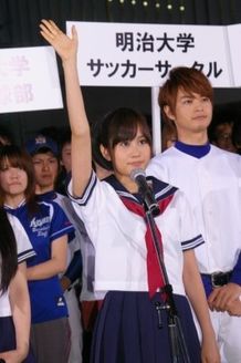 「全国の皆さんに真摯に感動を届けることを誓います」と宣誓した前田敦子