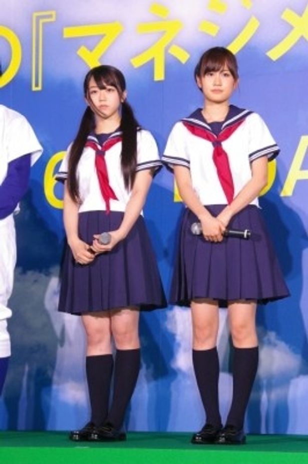 劇中で使用で使用したセーラー服姿を披露した峯岸みなみと前田敦子