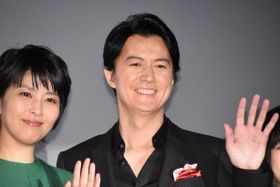 舞台挨拶を盛り上げた福山雅治の笑顔がまぶしい！