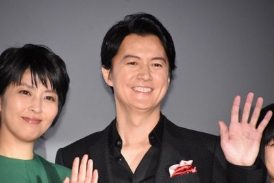 舞台挨拶を盛り上げた福山雅治の笑顔がまぶしい！