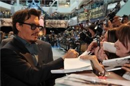 ファン3000人にサインや握手などをするジョニー・デップ