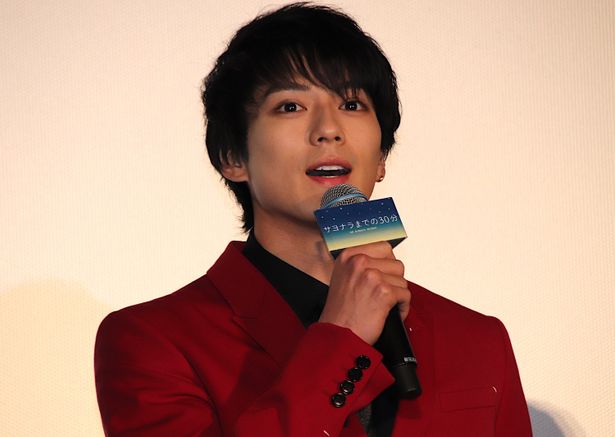 舞台挨拶に登壇した新田真剣佑