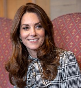 キャサリン妃がキャメル色のコートで幼児施設を訪問