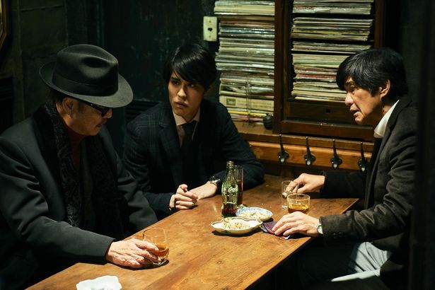 石橋演じる市川の、編集担当を演じる佐藤浩市