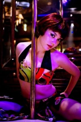 ポールダンサーの真知子役に挑んだ鈴木杏