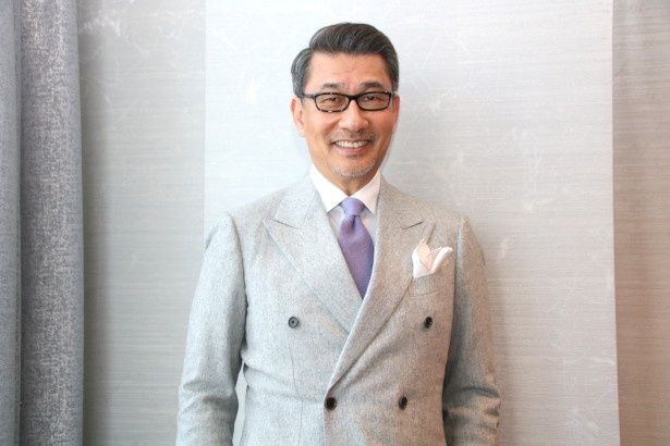 冴えない古美術商の小池則夫役の中井貴一