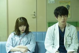 坂口は医師の速水秀悟役を、永野は凶悪犯に打たれた女子大生の川崎瞳役を演じた