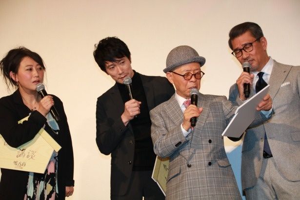 坂田利夫の絵馬を確認する中井貴一たち