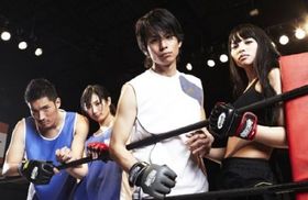 グローブをつけていない、互いにつないだ手をそのまま繰り出す合体技がアベックパンチだ