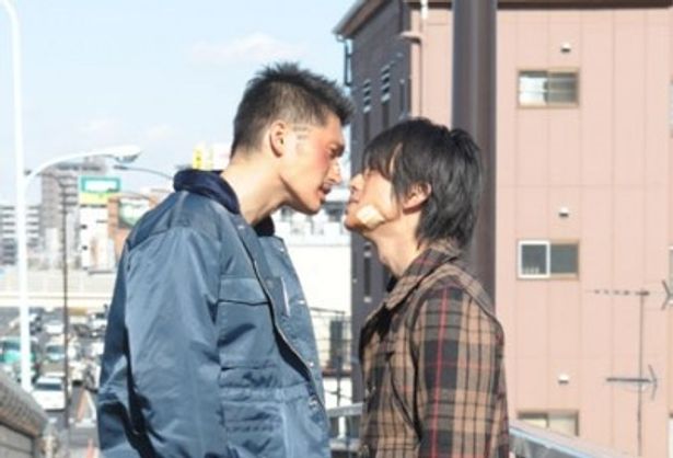 不良高校生のイサキ(右・牧田哲也)とヒラマサ(鈴之助)はアベックと出会い、大事なものを見つける格闘青春ドラマ