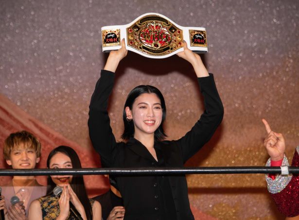 三吉彩花、撮影現場での恐怖エピソードを語る「ずっと見られている感じが…」