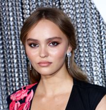 英国アカデミー賞授賞式に出席したリリー=ローズ・デップのドレスが刺激的