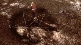 宗教的なモチーフなど、不気味さ満点の『アントラム 史上最も呪われた映画』