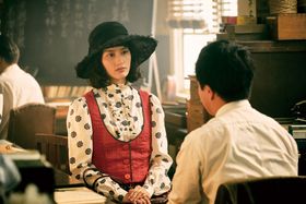 橋本愛ら人気女優が、昭和レトロなファッションに身を包む！