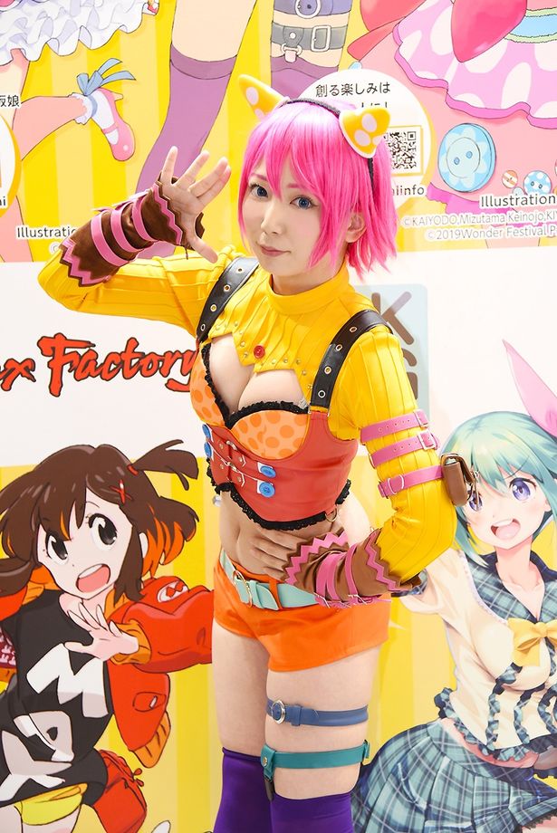 「ワンダーフェスティバル」のマスコットキャラクター・ワンダに扮する こよみさん