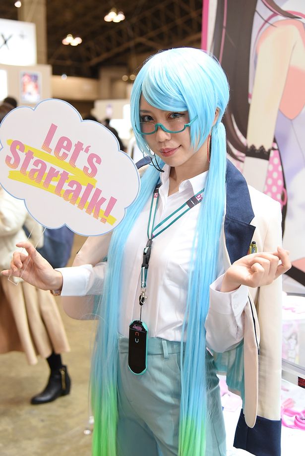ボーカロイドの初音ミクに扮する うさこさん