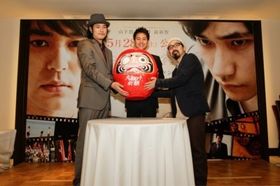 大阪で行われた『マイ・バック・ページ』記者会見に出席した、左から、松山ケンイチ、妻夫木聡、山下敦弘監督