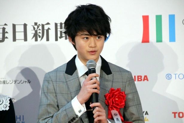 『蜜蜂と遠雷』でスポニチグランプリ新人賞を受賞した鈴鹿央士