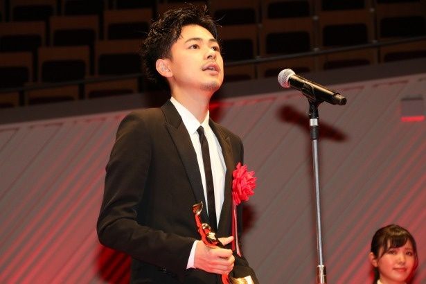 喜びのスピーチをする成田凌