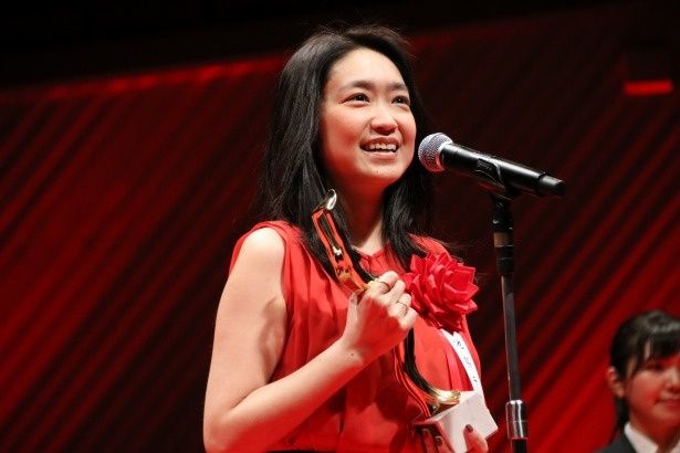 赤いドレスで登壇した池脇千鶴