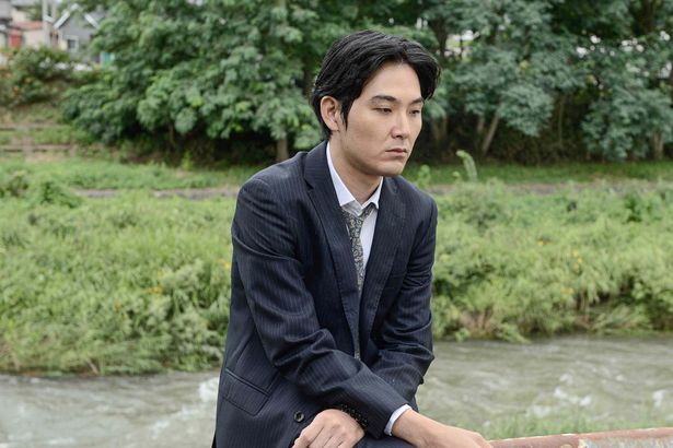 今野のただ一人心を許せる存在となる日浅(松田龍平)