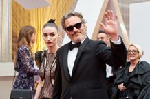 主演男優賞を受賞したホアキンにエスコートされ、レッドカーペットを歩いたルーニー