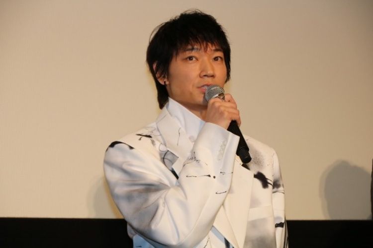 綾野剛、「年々ファンの方からいただくチョコが減っていってる」と笑顔でぼやく