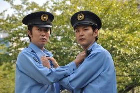 「同期」は、『青い春』(00)など映画ではおなじみの顔合わせ、松田龍平＆新井浩文が警官役に