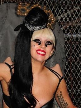 自身のこだわりを捨てずにツアーを展開。ガガだからこそ許される？