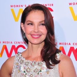 アシュレイ・ジャッド、ますます認識不能顔に？