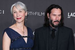 キアヌの恋人アレクサンドラ、グウィネス・パルトロウ、デミ・ムーアの3ショット写真が公開