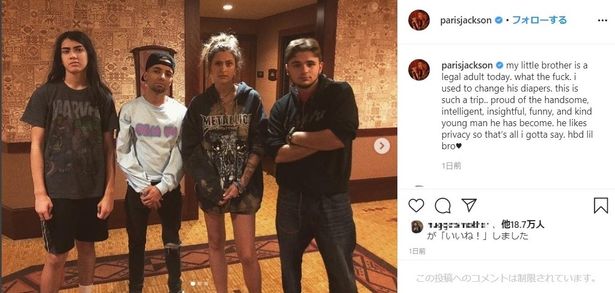 兄弟と兄と慕うオマール・バティの集合写真も