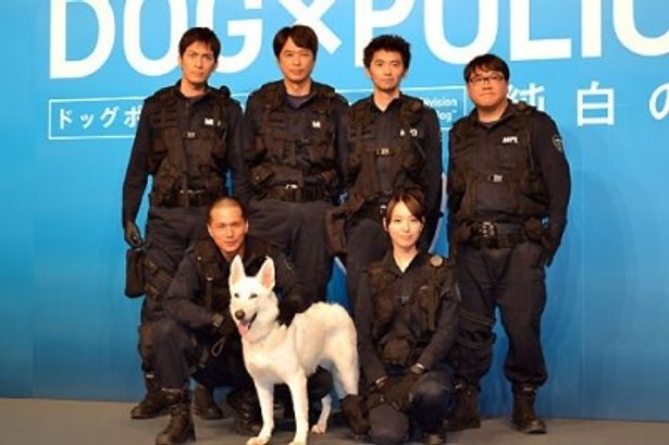 【写真】市原のパートナーでもある警備犬・シロを囲んでのワンショット