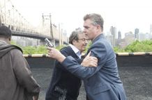 「サスペンスながら人物を善人、悪人と決めつけず、微妙な陰影をつけた」というディート・モンティエル監督