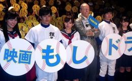 映画「もしドラ」の初日舞台あいさつに登場した川口春奈、池松壮亮、前田敦子、瀬戸康史、峯岸みなみ（写真左から）