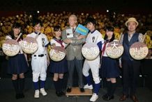 大阪での舞台挨拶。左より、川口春奈、池松壮亮、前田敦子、瀬戸康史、峯岸みなみ、田中誠監督