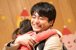 愛娘とのハグ！父と娘の10年の歩みを描く『ステップ』