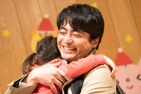 愛娘とのハグ！父と娘の10年の歩みを描く『ステップ』