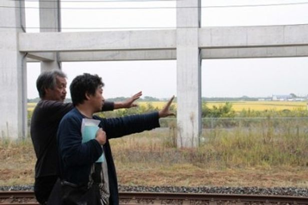 【写真】物語の鍵となる新幹線のシーンを演出する監督