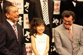 『さや侍』のプレミアにて。左から、松本人志監督、熊田聖亜、野見隆明