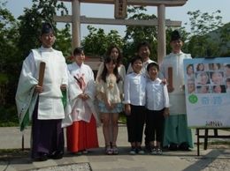 鉄道神社で『奇跡』の大ヒット祈願を行った一同